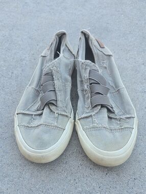 Women’s Slip-On Canvas Sneakers in Light Gray